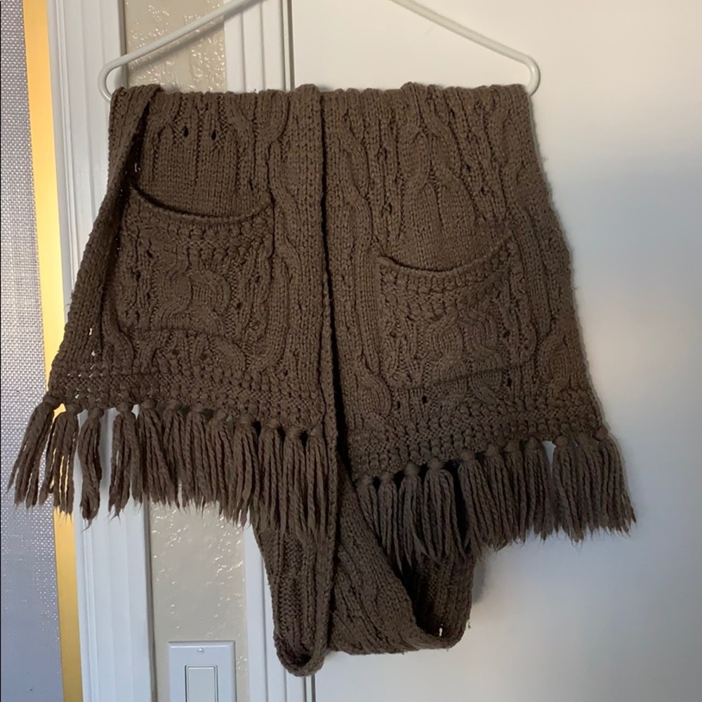 Wool blend scarf with pockets